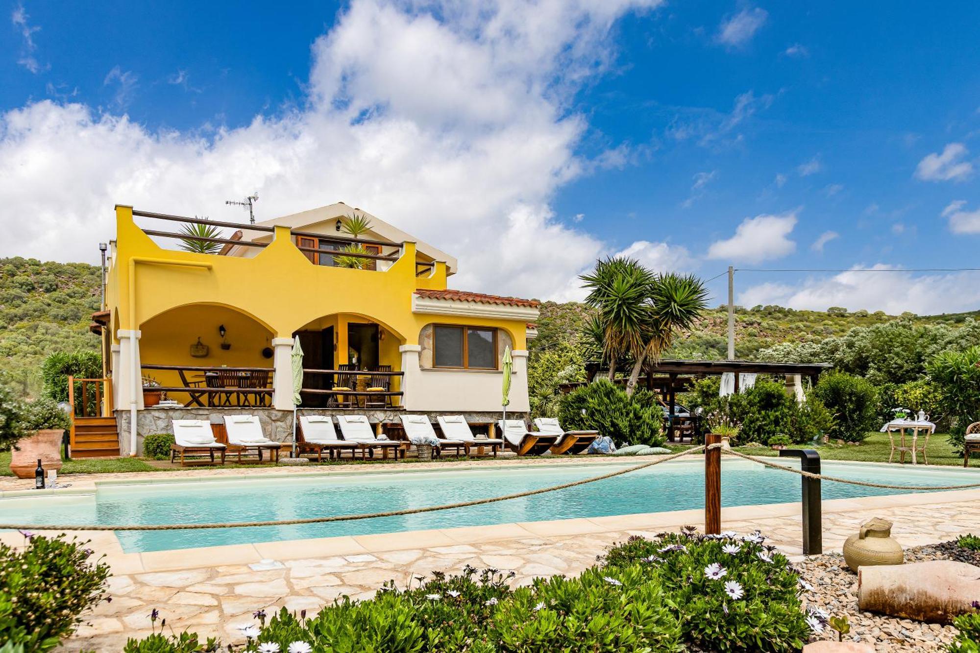 Saige , Piscina Con Idromassaggio Villa Alghero